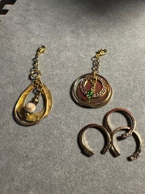 Gold-Tone Mixed Metal Keychain/Purse  Charms With 3 Mid Finger Rings